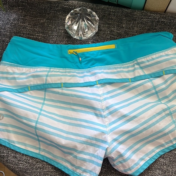 Lululemon shorts size 6 - Picture 3 of 10